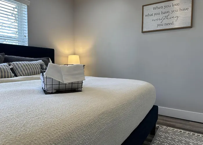 Lovely 2Br Near Downtown Area