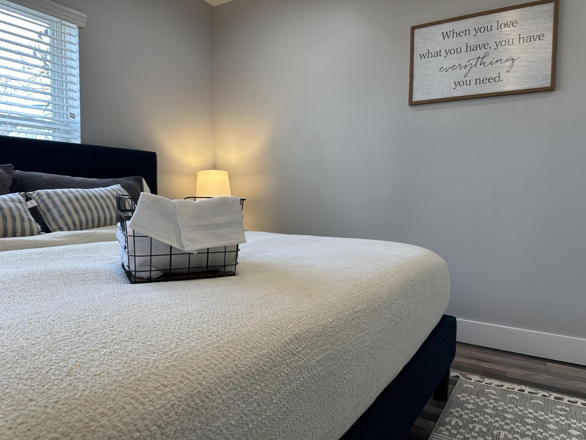 Lovely 2br Near Downtown Area *